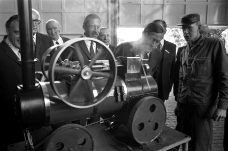 Prins Claus opent machinistenschool te Ede, Claus bekijk model, Bestanddeelnr 926-7467