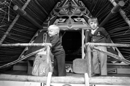 Prins Maurits (r) en broertje prins Bernhard bij de hut, Bestanddeelnr 925-5355