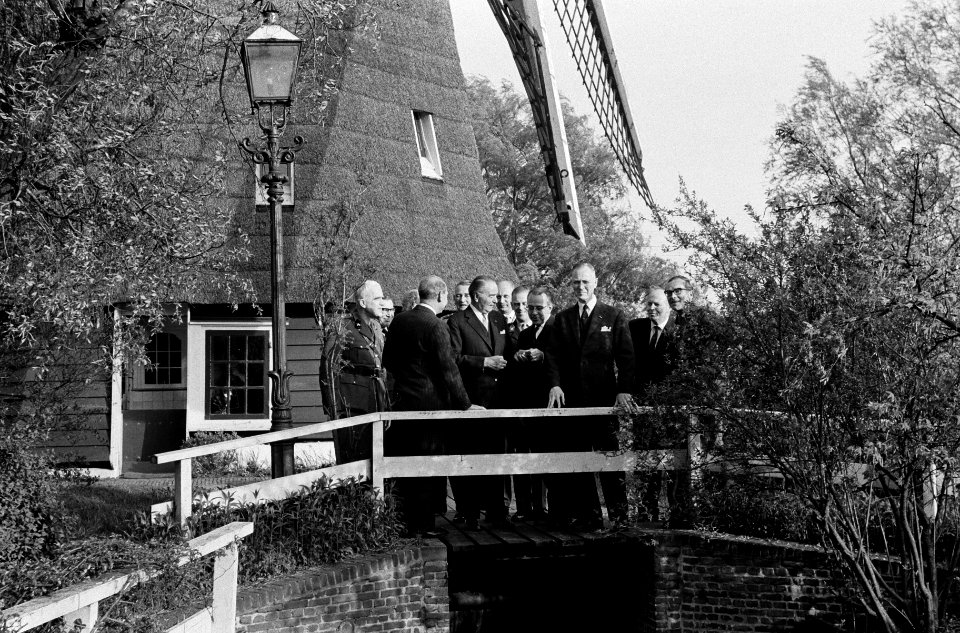 Prins Peter van Griekenland in ons land Prins Peter (met rug naar fotograaf) m…, Bestanddeelnr 915-1547