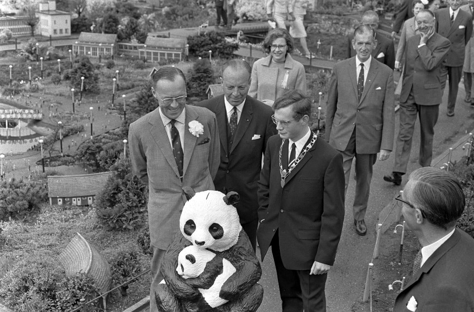 Prins Bernhard stelt pandabeer in gebruik op Madurodam, Bestanddeelnr 920-3216
