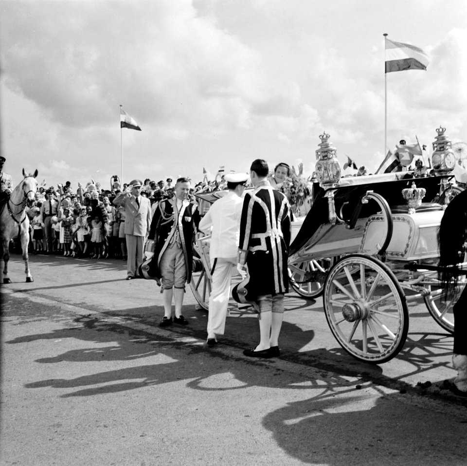 Prins Bernhard stapt in de calèche aan de kade van Willemstad, Bestanddeelnr 252-3583