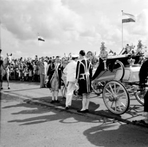 Prins Bernhard stapt in de calèche aan de kade van Willemstad, Bestanddeelnr 252-3583