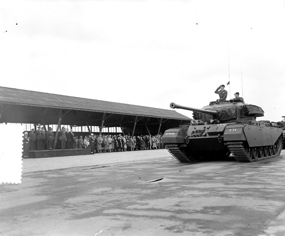 Prins Bernhard reikt vaandel uit aan regiment Huzaren van Sytzama te Amersfoort., Bestanddeelnr 906-7153