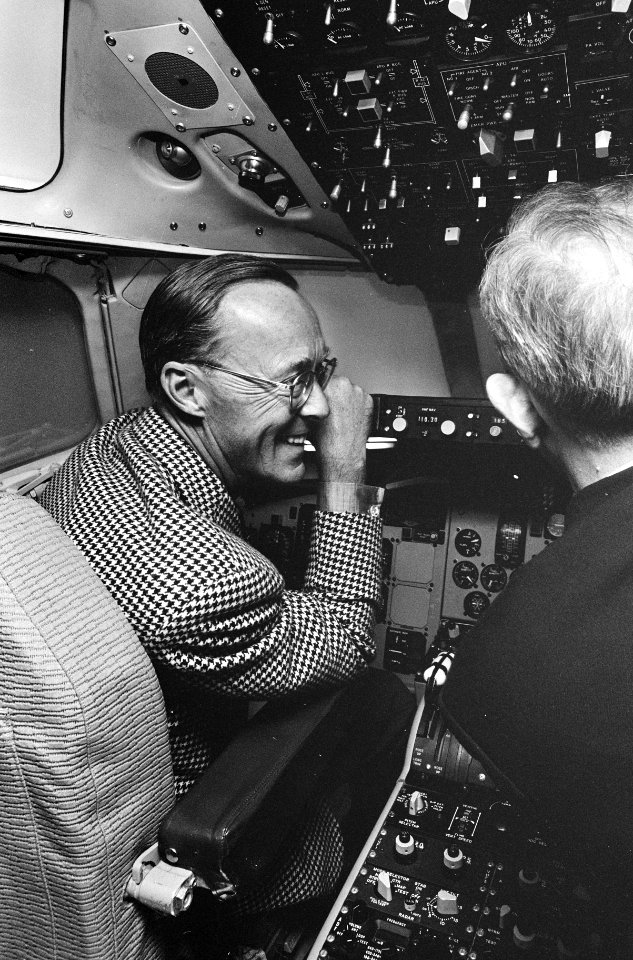 Prins Bernhard start de DC-9 vluchtsimulator op luchthaven Schiphol, Bestanddeelnr 919-7333