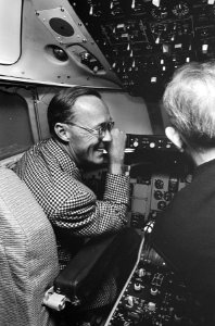 Prins Bernhard start de DC-9 vluchtsimulator op luchthaven Schiphol, Bestanddeelnr 919-7333