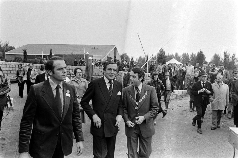 Prins claus opent WK ploegen in Dronten op Flevohof Claus verwisselt zijn schoe, Bestanddeelnr 929-3805