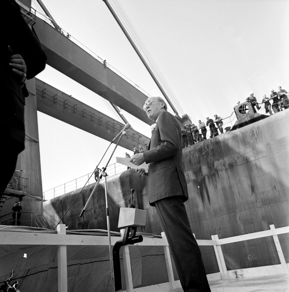 Prins Bernhard stelt officieel grootste laadbrug van firma Amsterdam in werkin, Bestanddeelnr 929-1828