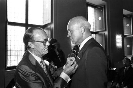 Prins Bernhard reikt zilveren anjers uit aan jonkheer H de Jonge van Ellemeet, Bestanddeelnr 928-6625