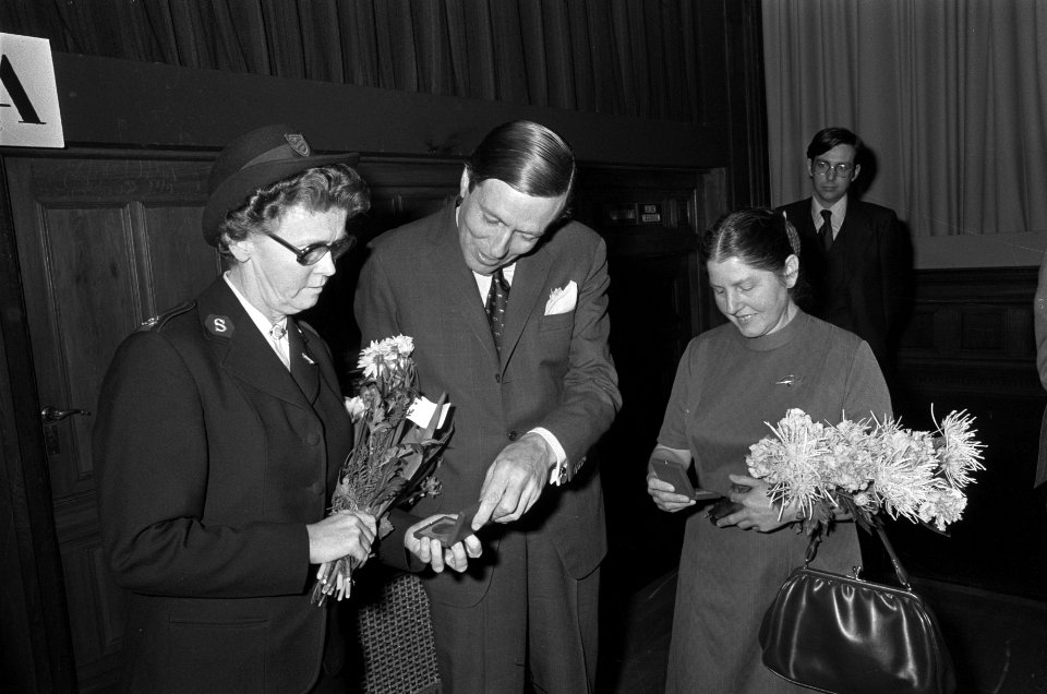 Prins Claus reikt Simavipenningen uit in Tropenmuseum Amsterdam vlnr majoor, Bestanddeelnr 927-8671
