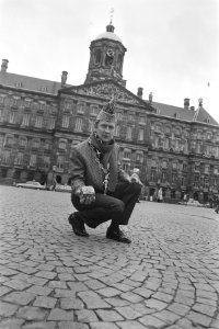 Prins Harry 1 ( Harry Slinger ) op de Dam na persconferentie over Amsterdam dra, Bestanddeelnr 933-8948