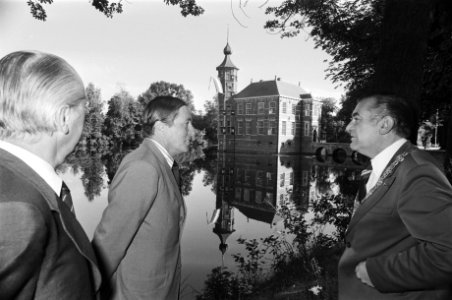 Prins Claus opent gerestaureerd kasteel Bouvigne te Breda in gesprek met burgeme, Bestanddeelnr 929-3447
