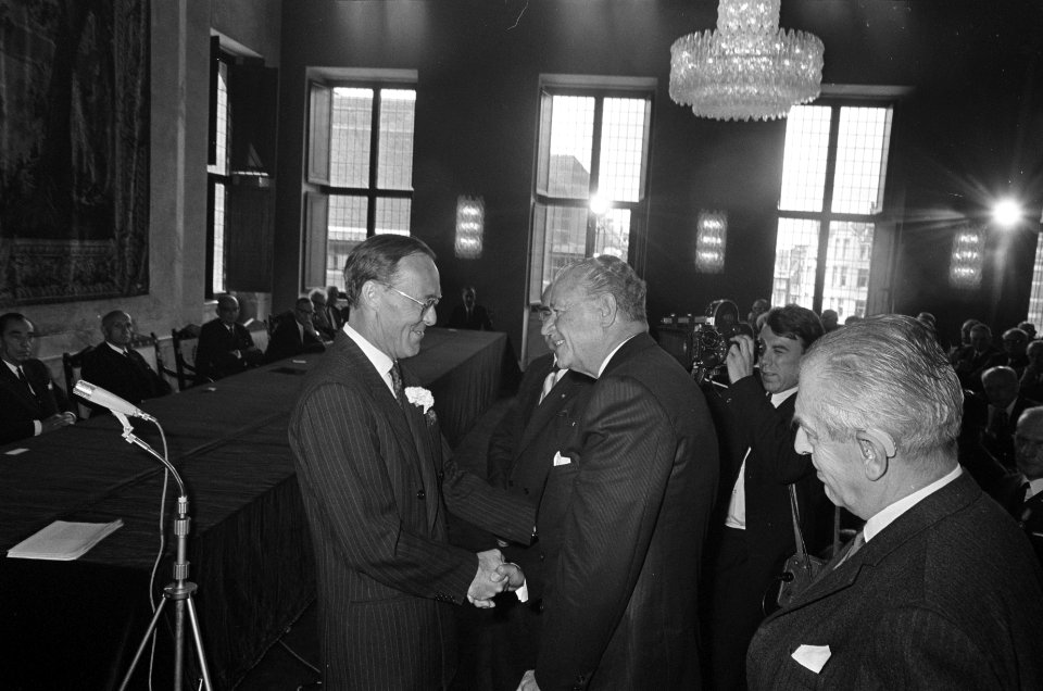 Prins Bernhard reikte zilveren anjers uit op Paleis op de Dam . Dhr. F. H. M. Ko, Bestanddeelnr 921-4539