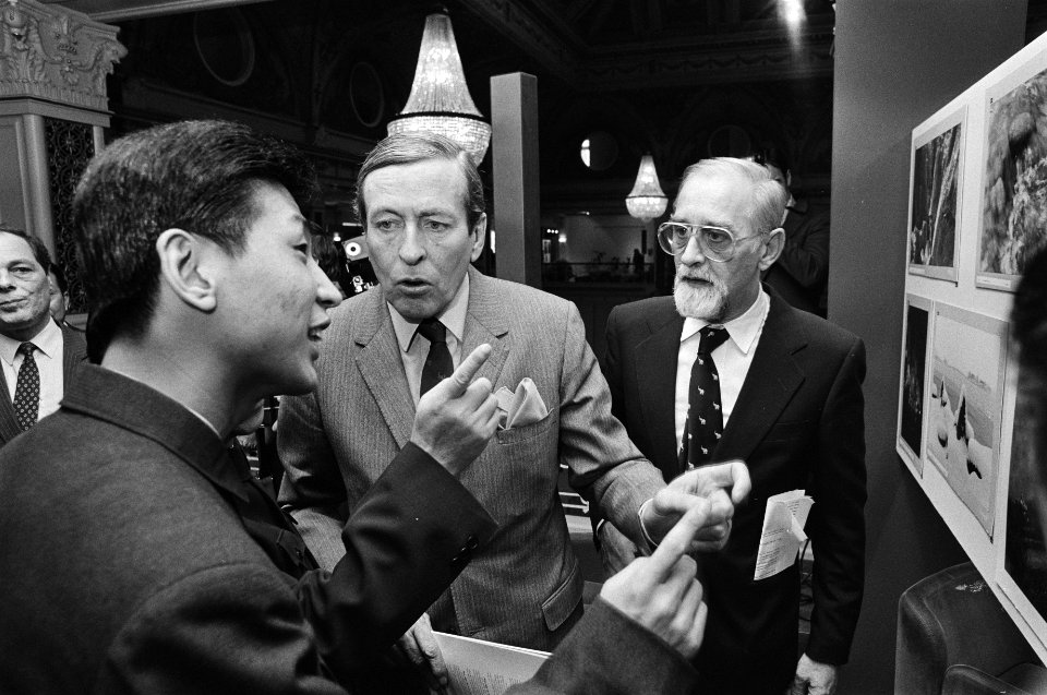 Prins Claus woonde opening van fototentoonstelling China Nu in het Kurhaus te , Bestanddeelnr 931-9677