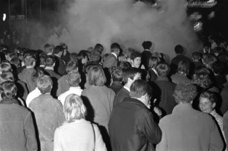 Prins geboren, de provos gooien rookbommen in Amsterdam, Bestanddeelnr 920-2757