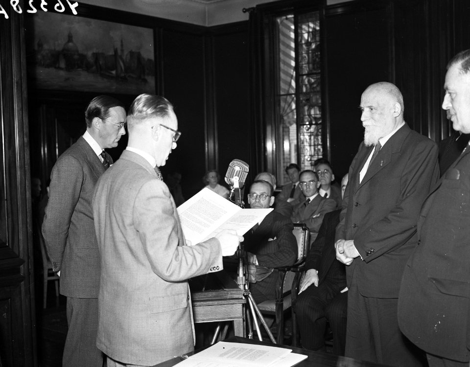 Prins Bernhard reikt in Amsterdam zilveren anjers uit. Prof. dr. P.A. Kohnstamm…, Bestanddeelnr 934-5350