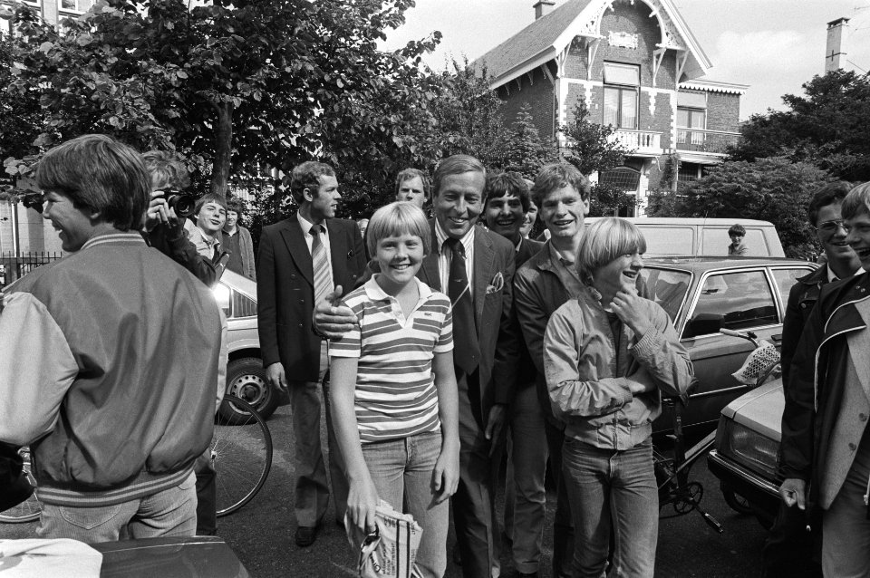 Prins Willem Alexander en Prins Claus arriveren bij de school, Bestanddeelnr 931-6304
