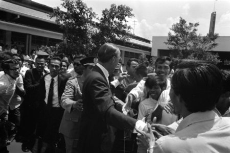 Prins Bernhard schudt handen bij het bezoek aan de University of Djakarta, Bestanddeelnr 924-8668
