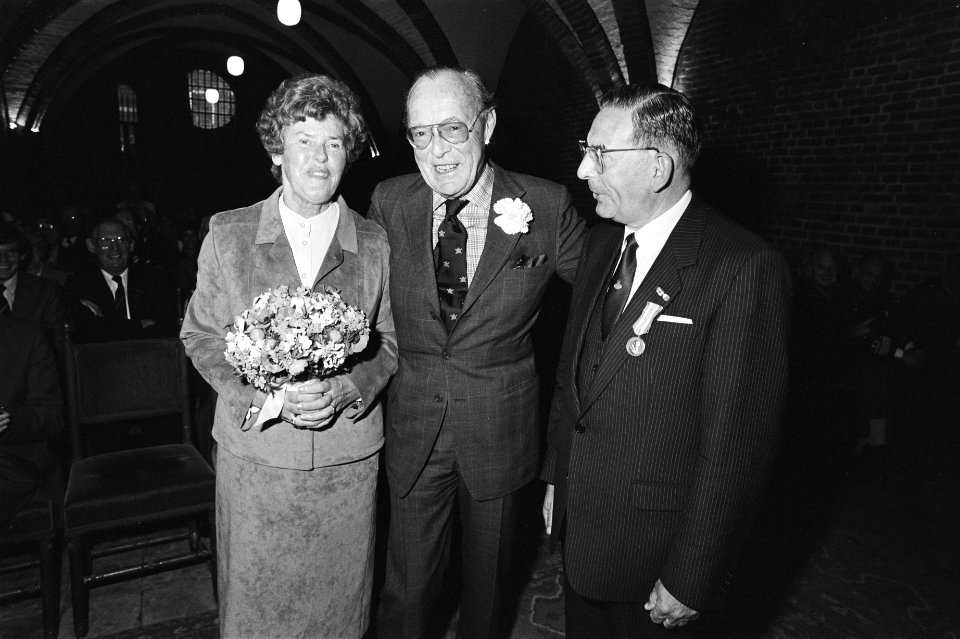 Prins Bernhard reikt Prins Maurits medaille uit aan drs. G. H. J. M. Peijnenburg, Bestanddeelnr 932-9721
