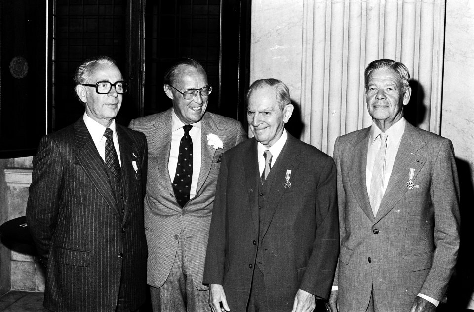 Prins Bernhard reikt zilveren anjers uit Bernhard met v.l.n.r. G. Kuipers , dr., Bestanddeelnr 929-7968