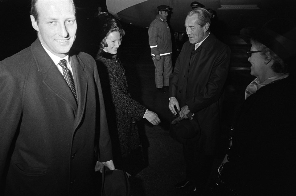 Prins Harald en prinses Sonja van Noorwegen arriveren op Schiphol, Bestanddeelnr 924-0835