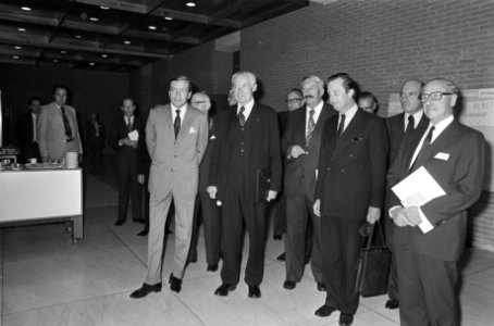 Prins Claus opent Europees Monumentenjaar in Congrescentrum Amsterdam v.l.n.r. , Bestanddeelnr 928-2187