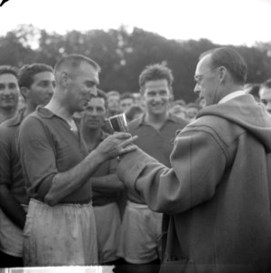 Prins Bernhard reikte voetbalbeker uit, de Prins overhandigt de beker aan Schaap, Bestanddeelnr 916-6233