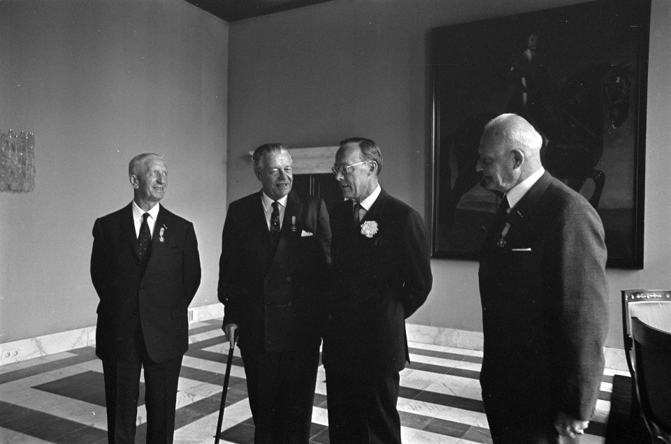Prins Bernhard reikte zilveren anjers uit op Paleis op de Dam . Dhr. F. H. M. Ko, Bestanddeelnr 921-4540