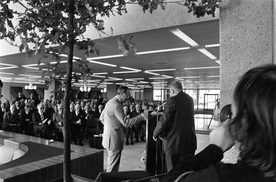 Prins Bernhard opent nieuw hoofdkantoor van AMEV in Utrecht Prins Bernhard plan, Bestanddeelnr 927-4536