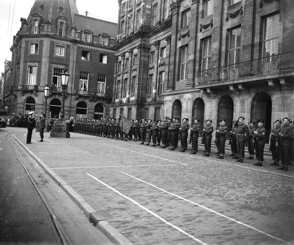 Prins Bernhard reikt onderscheidingen uit te Amsterdam , Bestanddeelnr 902-8479