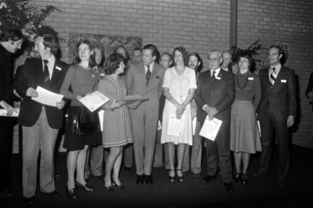 Prins Claus reikt 2500ste diploma natuurgids uit in Soest Prins Claus met nat, Bestanddeelnr 928-2550