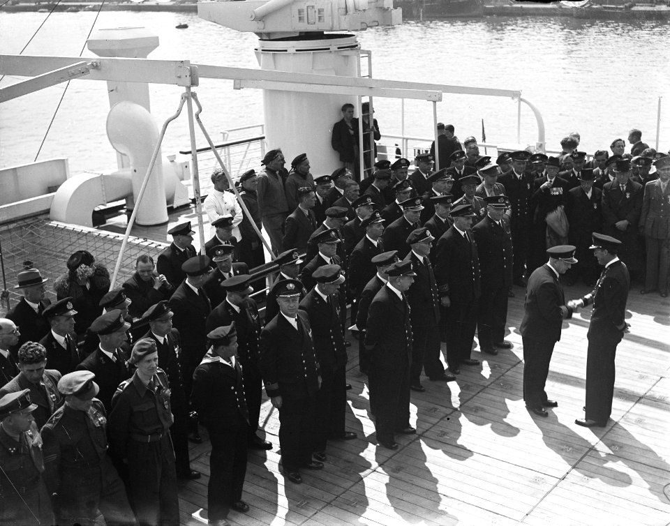 Prins Bernhard reikt onderscheidingen uit op de MS Oranjefontein. Overzicht, Bestanddeelnr 902-7210