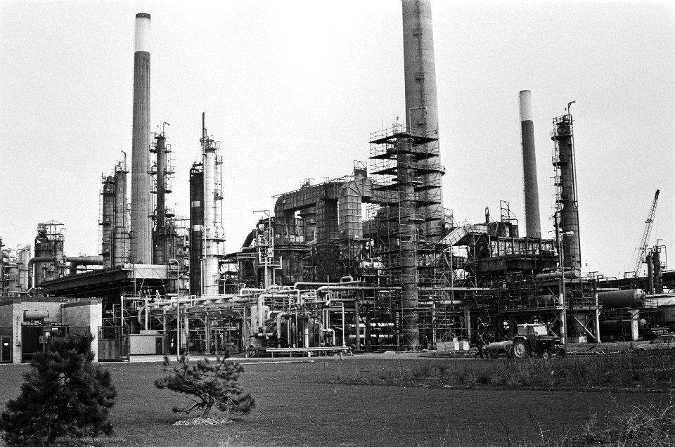 Prins Claus opent katalitische kraakcomplex van British Peteroleum in Europoort., Bestanddeelnr 932-0965
