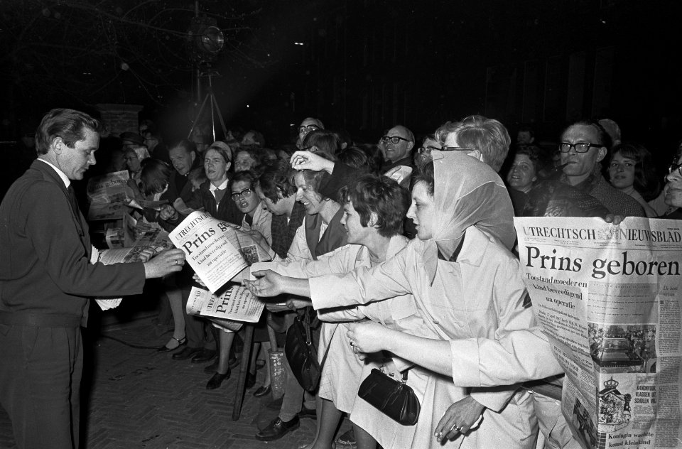 Prins geboren, mensen lezen de eerste edities van de krant, Bestanddeelnr 920-2749