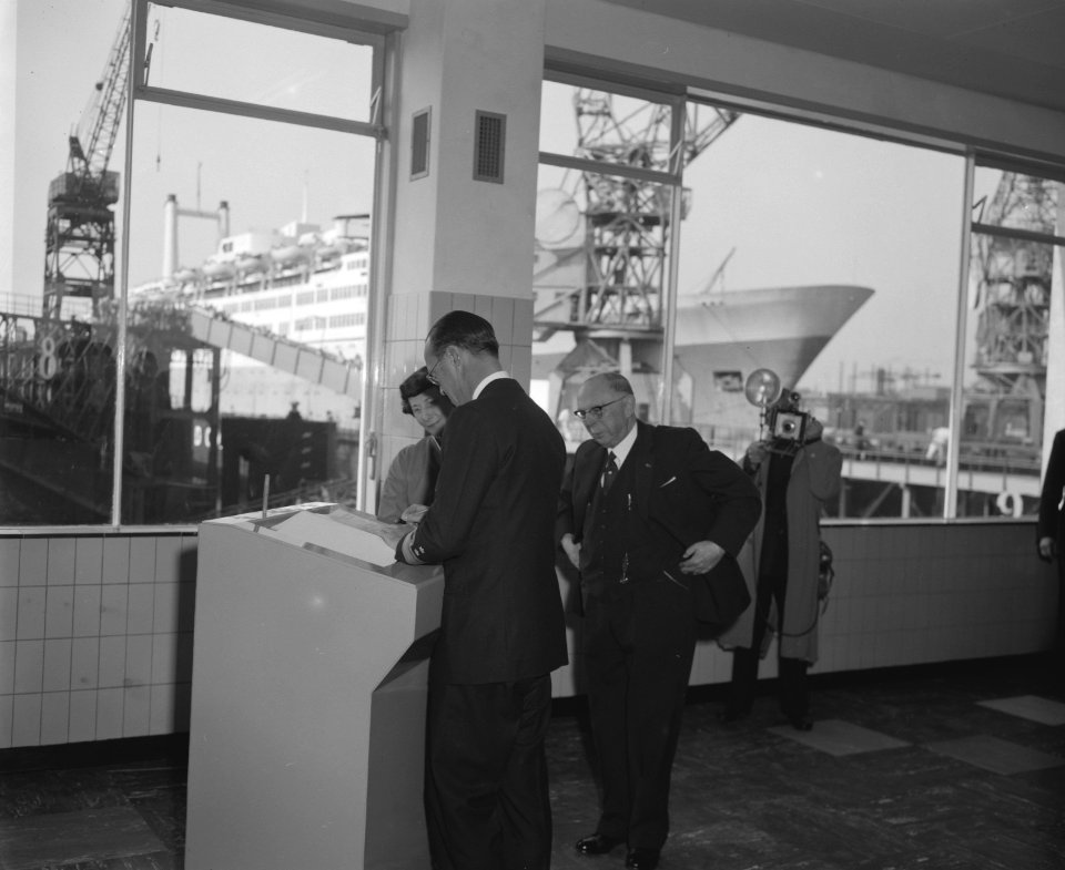 Prins Bernhard stelt dok in gebruik bij de RDM te Rotterdam, Prins Bernhard teke, Bestanddeelnr 910-3381