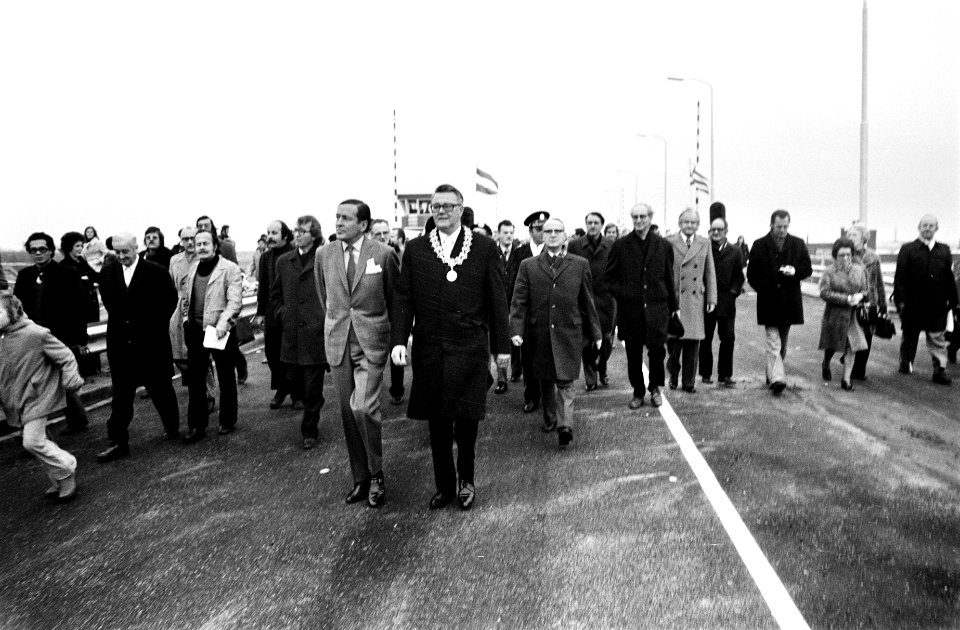 Prins Claus opent in Alkmaar de Huiswaarderbrug en slaat eerste paal in plan Hui, Bestanddeelnr 927-6535