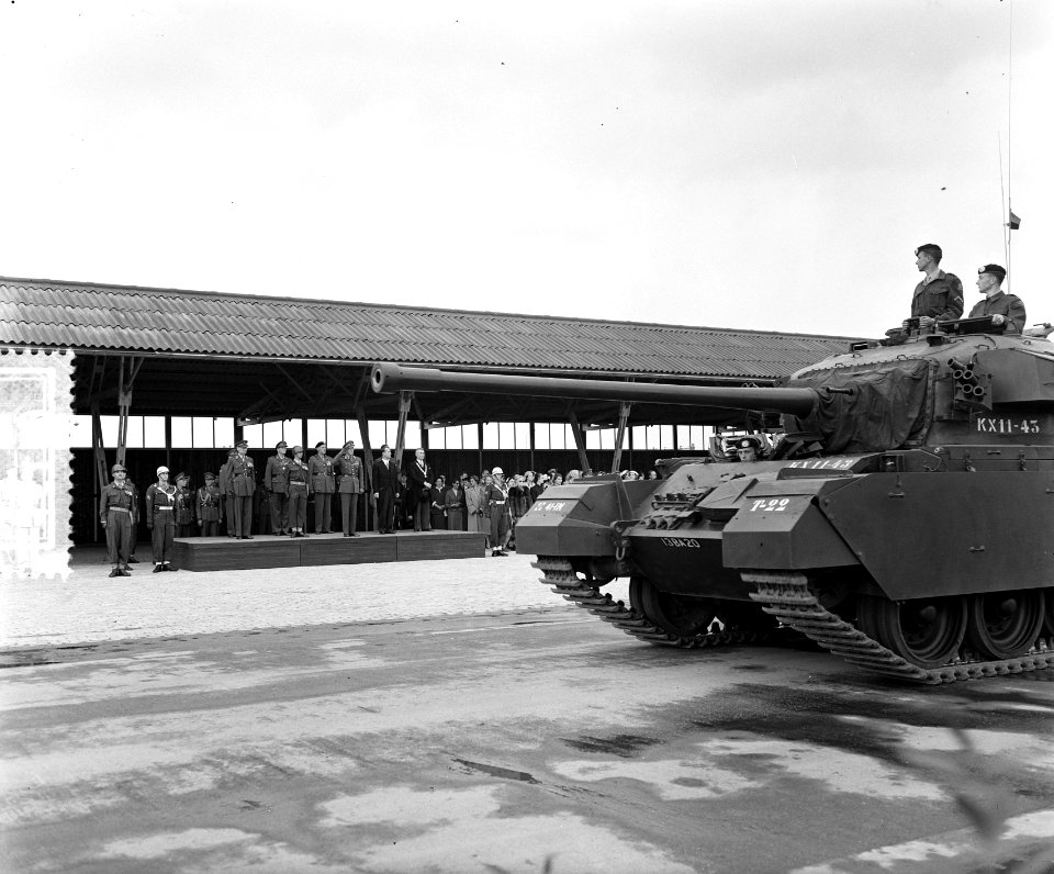 Prins Bernhard reikt vaandel uit aan regiment Huzaren van Sytzama te Amersfoort., Bestanddeelnr 906-7151
