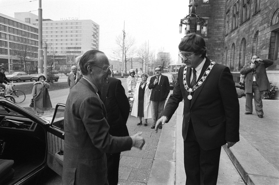 Prins Bernhard reikt verzetskruisen uit aan mensen die zich in het verzet verdie, Bestanddeelnr 932-0593