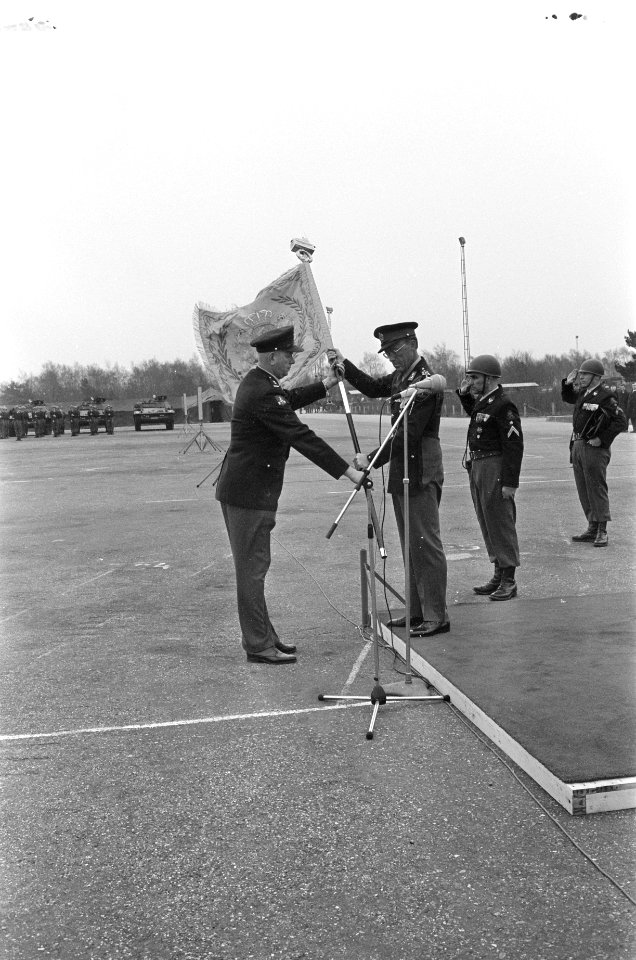 Prins Bernhard reikte nieuw vaandel uit in de Generaal Spoorkazerne te Ermelo, p, Bestanddeelnr 920-1758