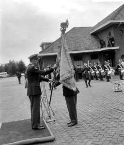 Prins Bernhard reikt vaandel uit aan Garde Regiment Fuseliers Prinses Irene te S, Bestanddeelnr 917-9370