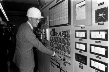 Prins Bernhard stelt compressorhal van de Nederland Gasunie in bedrijf te Ommen., Bestanddeelnr 922-8169