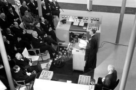 Prins Bernhard stelt het zenderpark van de wereldomroep te IJsselstein in gebrui, Bestanddeelnr 911-2071