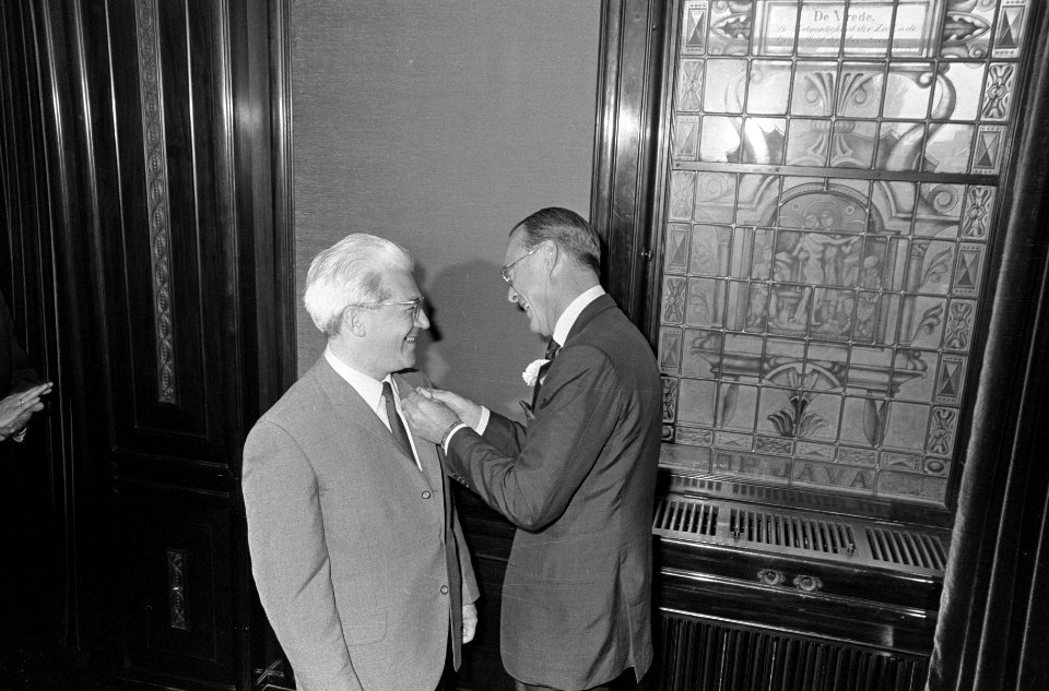 Prins Bernhard reikte zilveren anjer uit bij ABN te Amsterdam. De prins speldt Bruno Ernst, Bestanddeelnr 919-2807