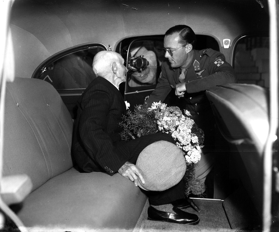 Prins Bernhard spreekt met oude man in auto, Bestanddeelnr 934-5200
