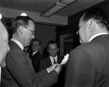 Prins Bernhard bezoekt Filmmaatschappij Geesink. Rondleiding, Bestanddeelnr 913-4866