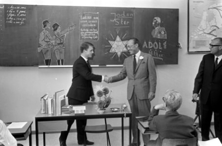 Prins Bernhard staat in een klas bij bordtekeningen over de bezetting, Bestanddeelnr 921-6473