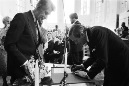 Prins Claus opent gerestaureerde Oosterkerk in Hoorn Prins Claus tekent akte, Bestanddeelnr 932-1478
