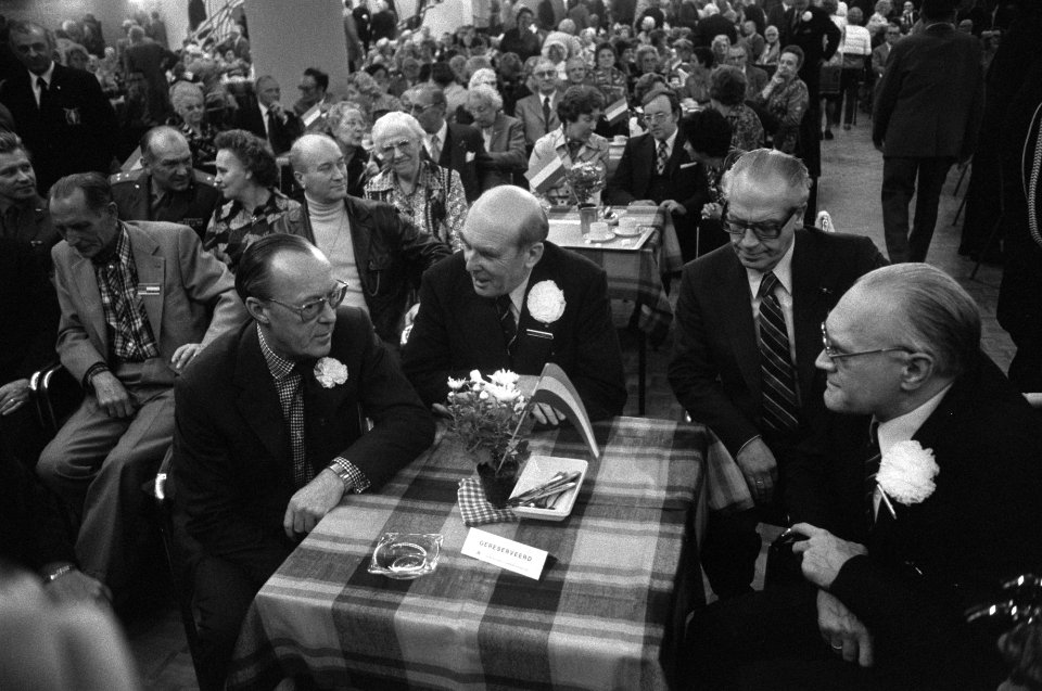 Prins Bernhard bij bijeenkomst Vereniging Landelijke Contactgroep Verzetsgepensi, Bestanddeelnr 928-1964