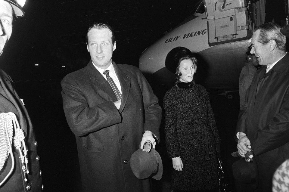 Prins Harald en prinses Sonja van Noorwegen arriveren op Schiphol, Bestanddeelnr 924-0834