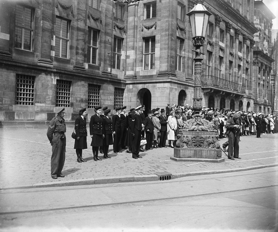 Prins Bernhard reikt onderscheidingen uit te Amsterdam , Bestanddeelnr 902-8483