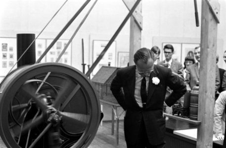 Prins Bernhard bezoekt de fabriekshal, Bestanddeelnr 922-5489